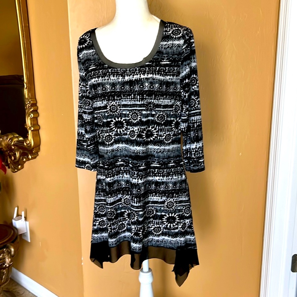 Casual Expressions - black and white tunic top.